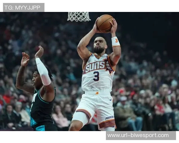 狄龙三分球表现出色半场15分3篮板助力球队争胜